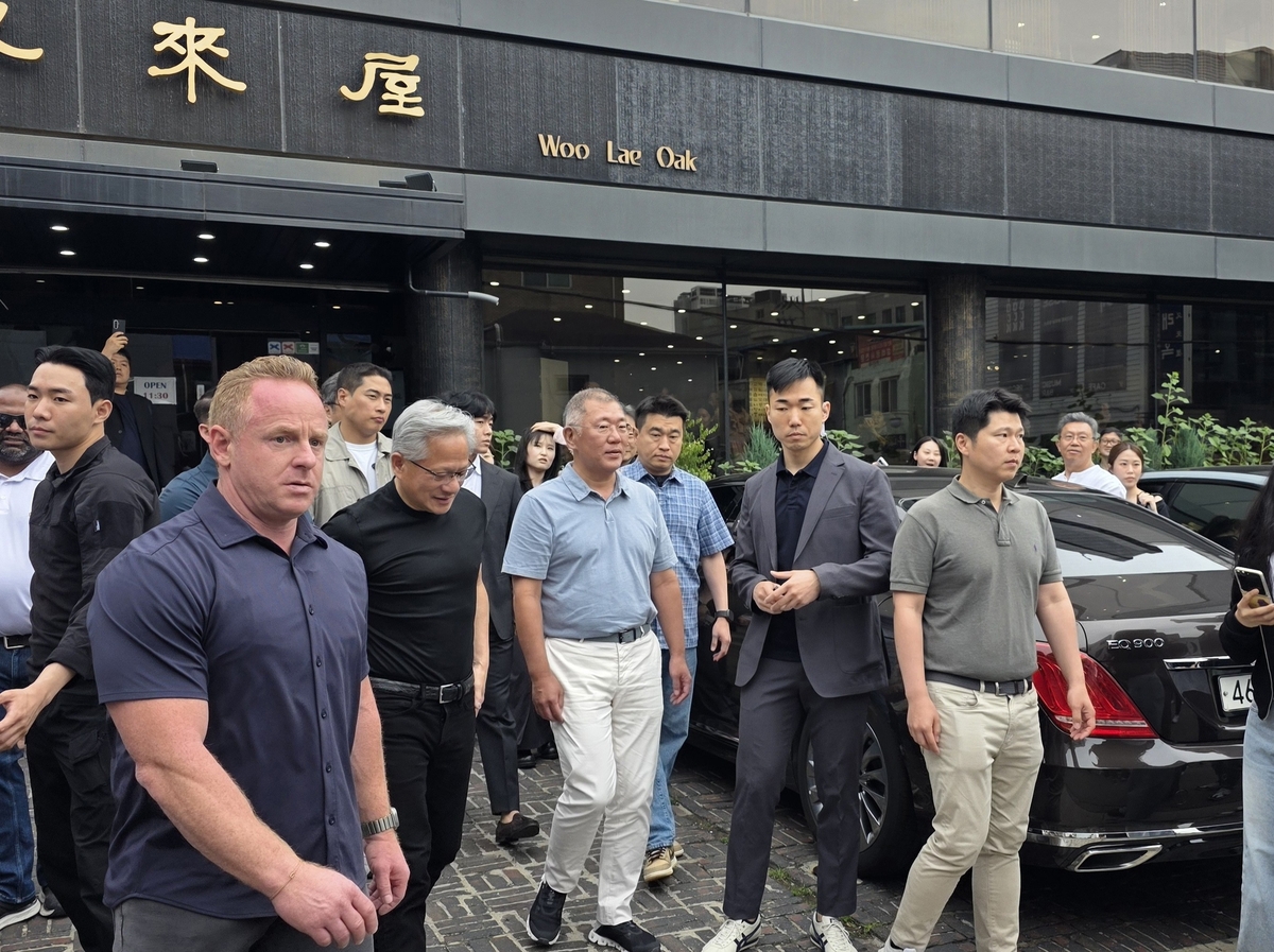 우래옥에서 식사 마친 젠슨 황과 정의선