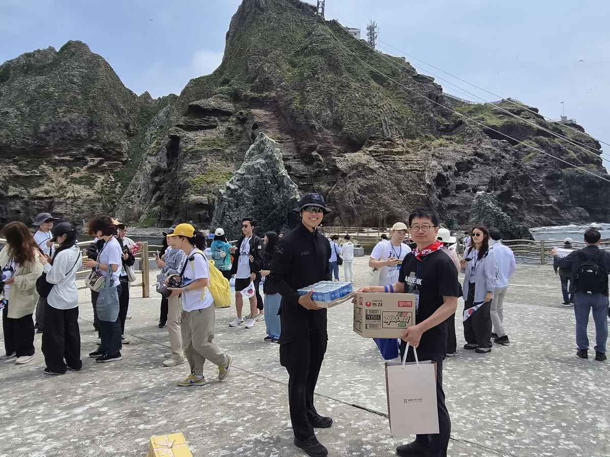 독도경비대에 위문품을 전달하는 동북아역사재단