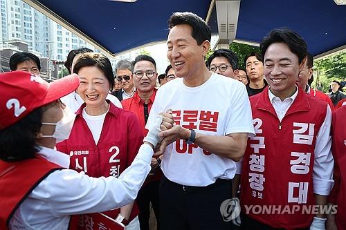 선거운동원과 악수하는 오세훈 시장