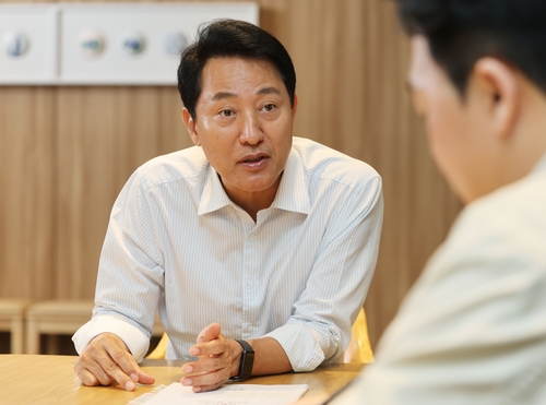연합뉴스와 인터뷰하는 오세훈 서울시장