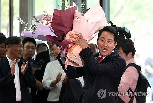 꽃다발 든 오세훈 서울시장