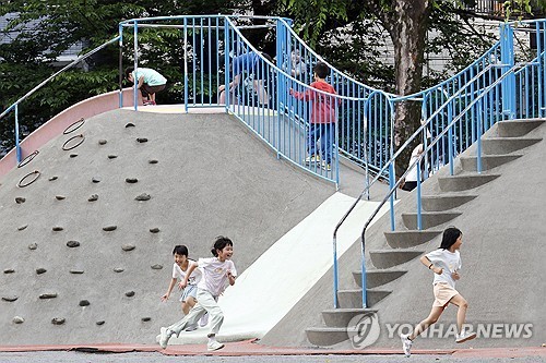 도쿄 놀이터에서 뛰노는 아이들