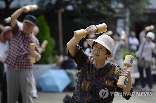 일본 '경로의 날' 체조하는 노인들 