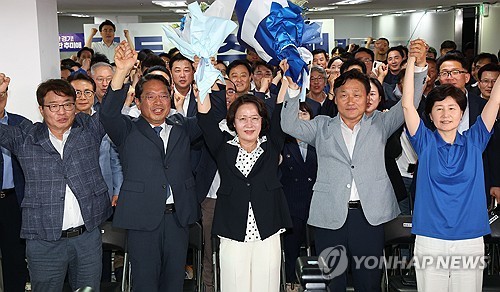 꽃다발 들고 기뻐하는 추미애