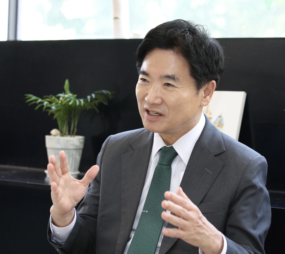 인터뷰하는 김대중 전남광주통합특별시 교육감 당선인