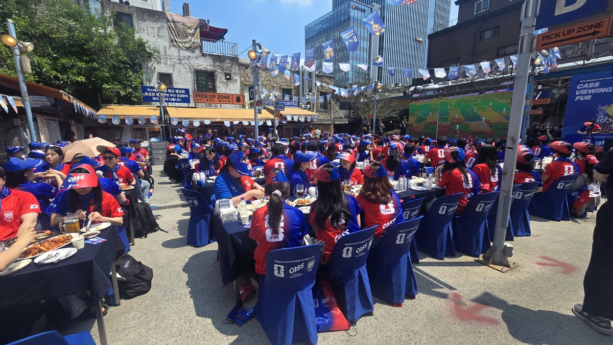 치킨집서 단체 응원전 나선 오비맥주 임직원