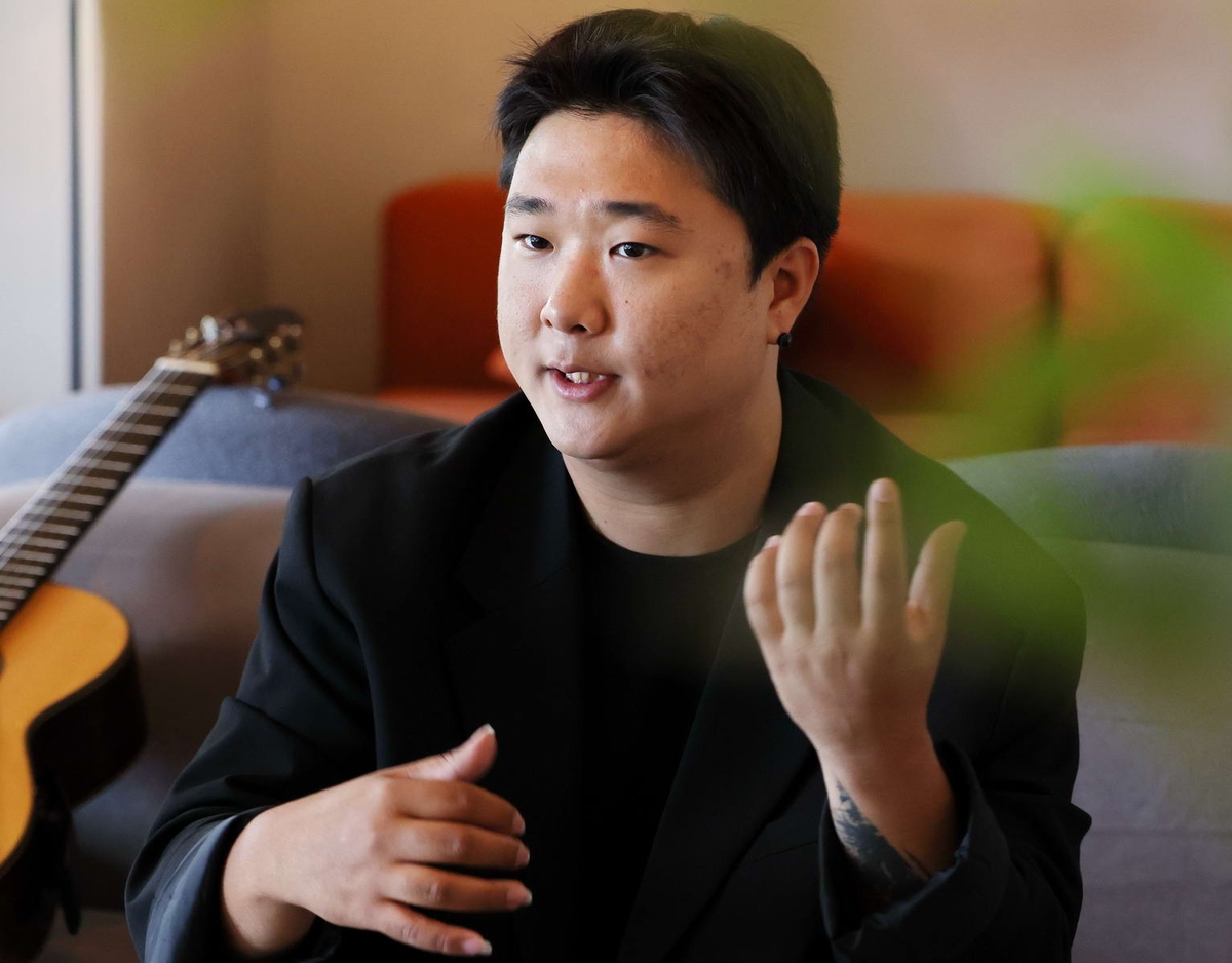 인터뷰하는 기타리스트 이동휘