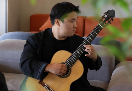 연주하는 기타리스트 이동휘