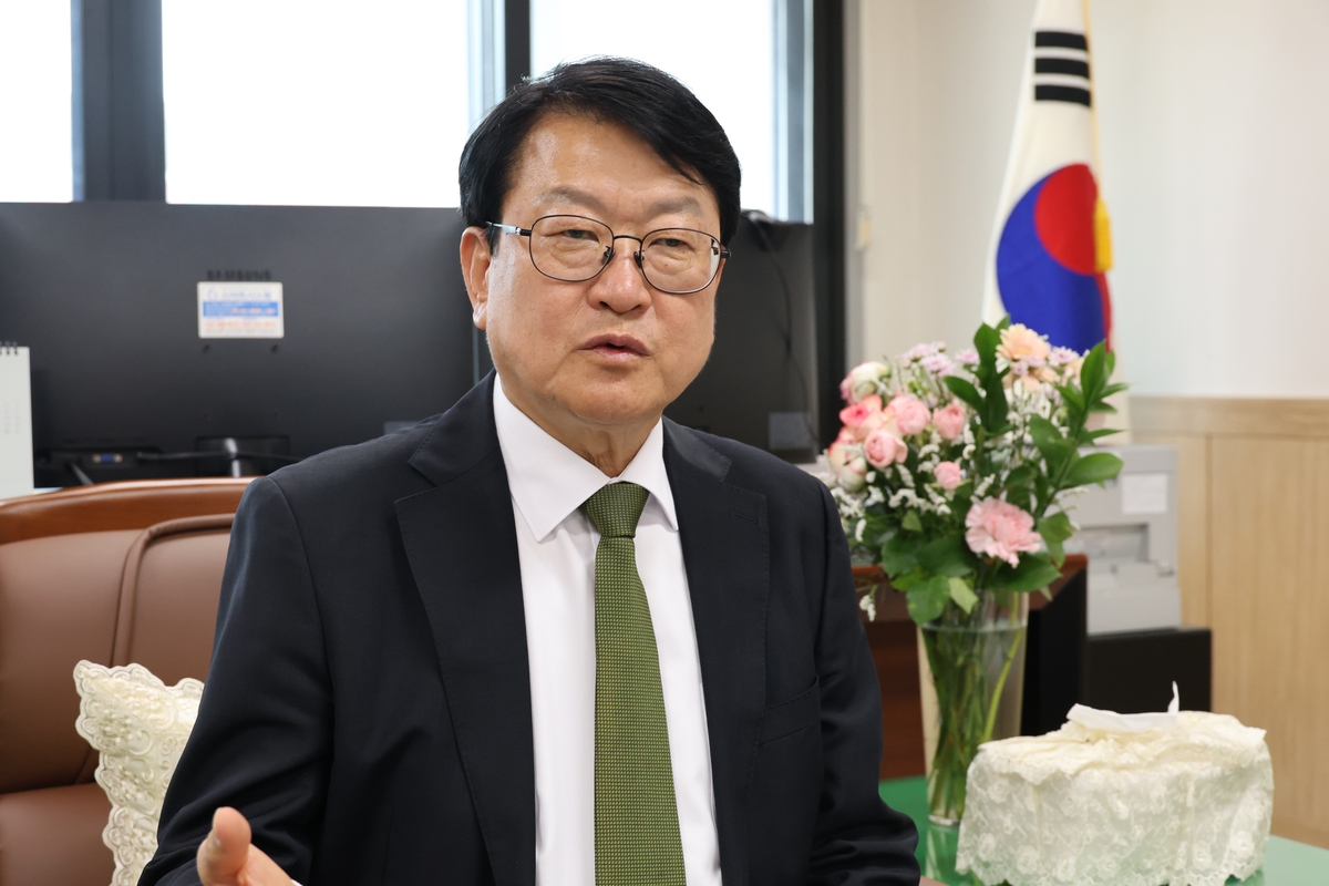 인터뷰하는 오석진 대전교육감 당선인