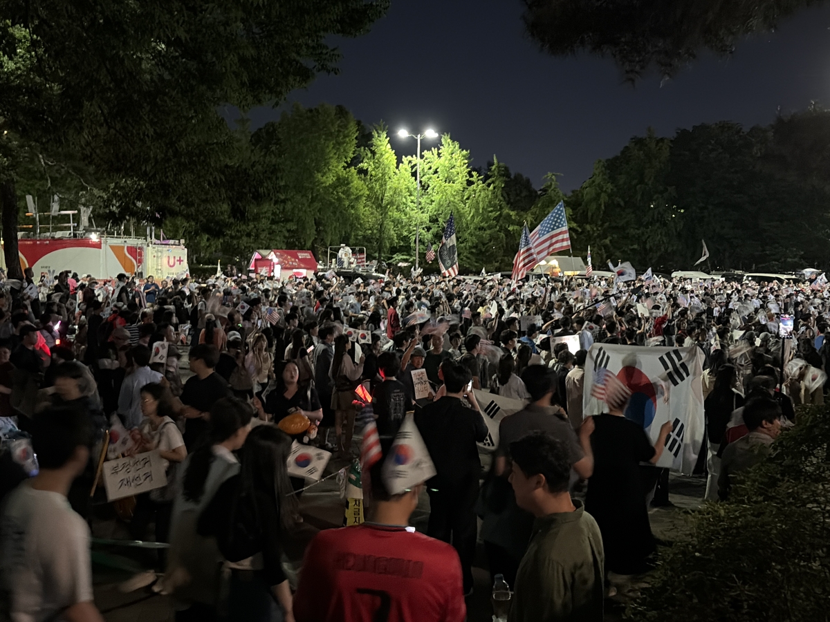 잠실개표소 시위 금요일밤 또 커져