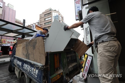 폐업한 점포를 작업자들이 철거하는 모습