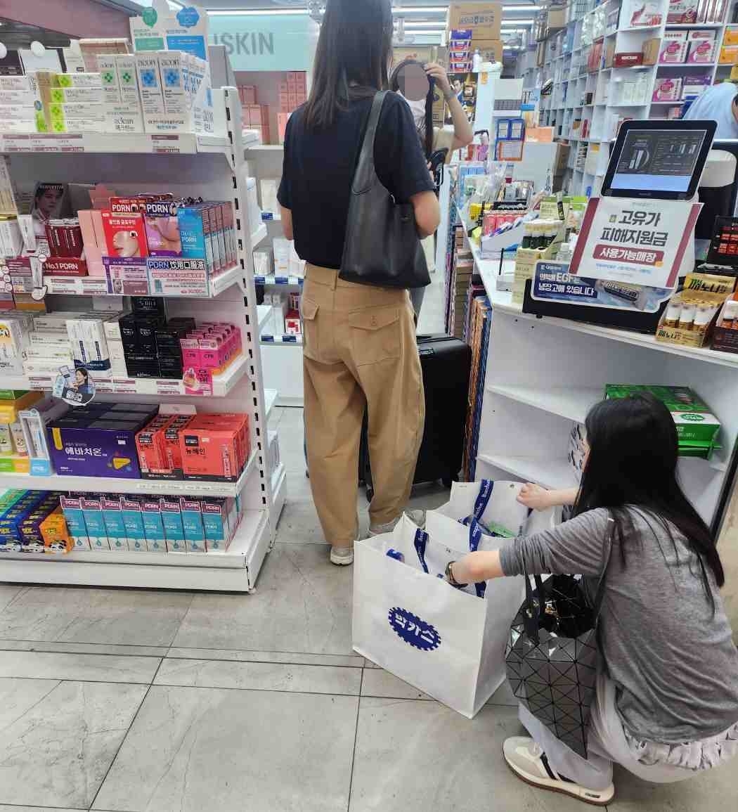 약국 쇼핑 중인 외국인들