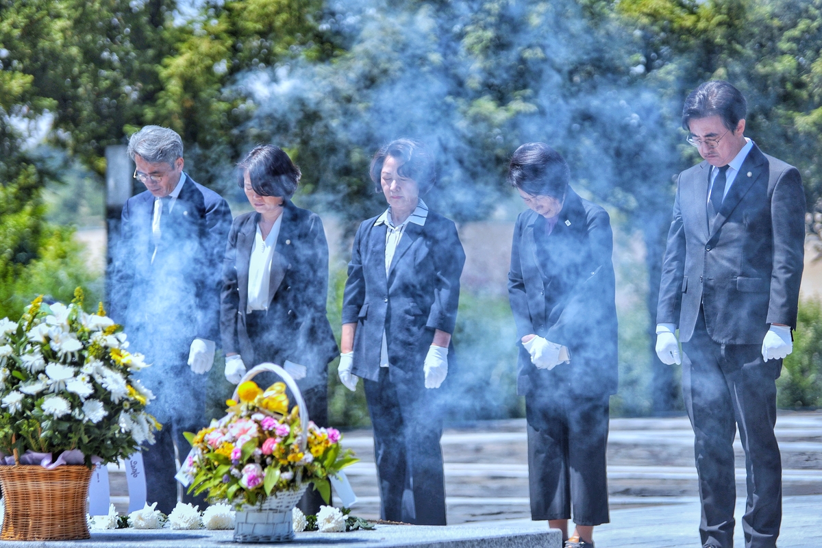 노무현 전 대통령 묘역 참배하는 추미애(가운데) 당선인