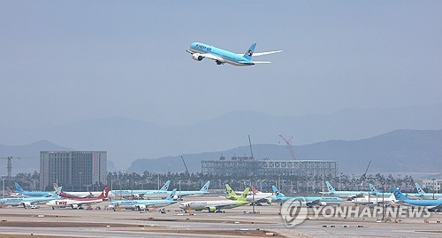 이륙하는 비행기