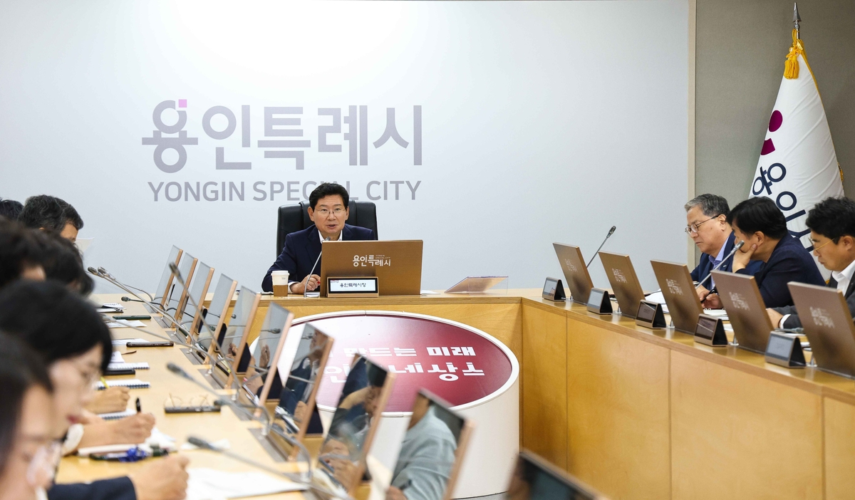 이상일 용인시장 간부회의 주재 모습