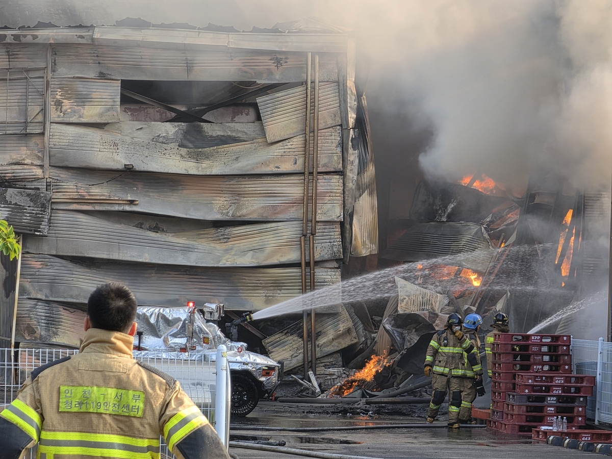 화재 진화 중인 소방대원과 무인소방로봇