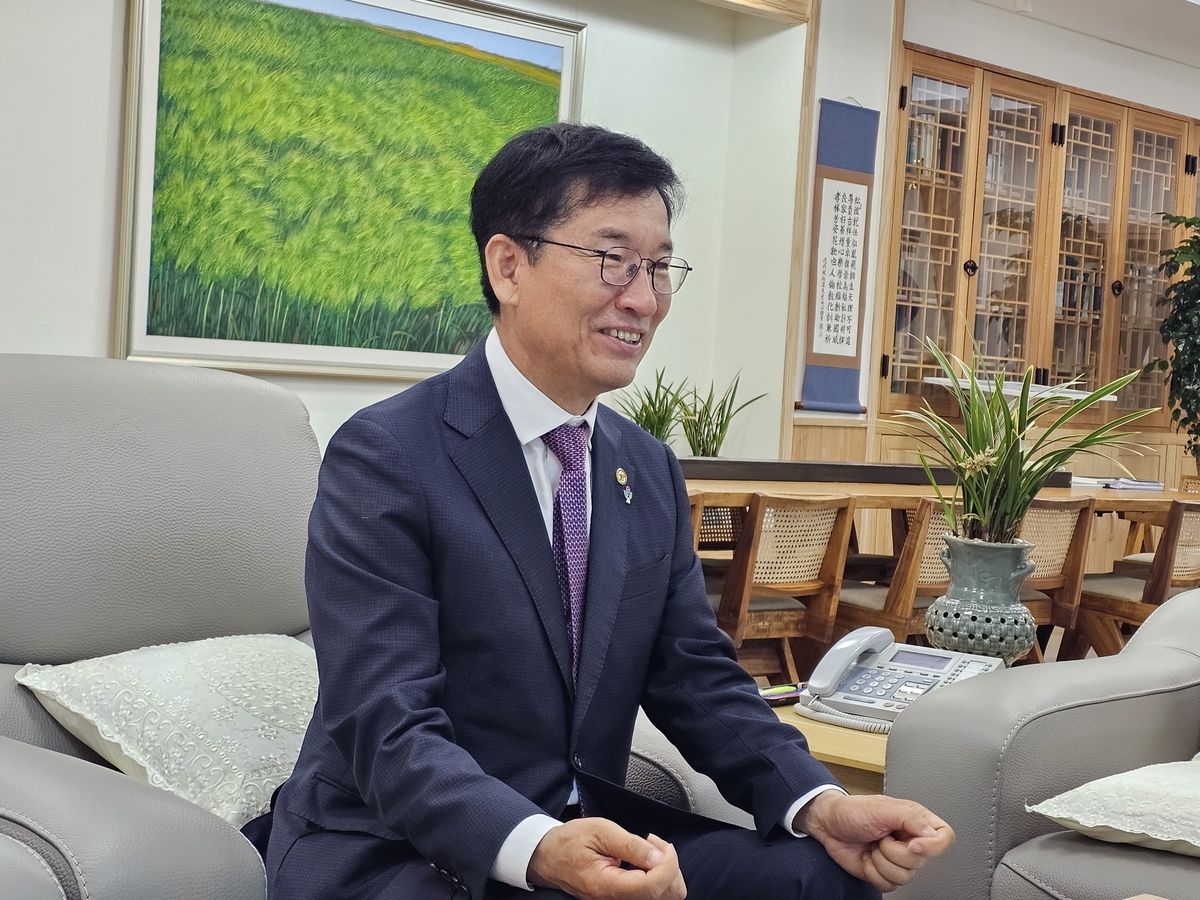 연합뉴스와 인터뷰하는 윤건영 교육감