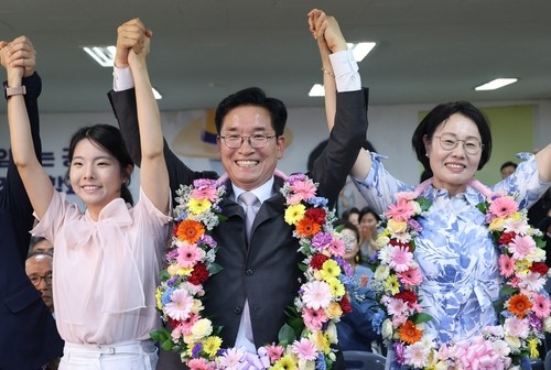 당선 확정 후 기뻐하는 윤건영 교육감