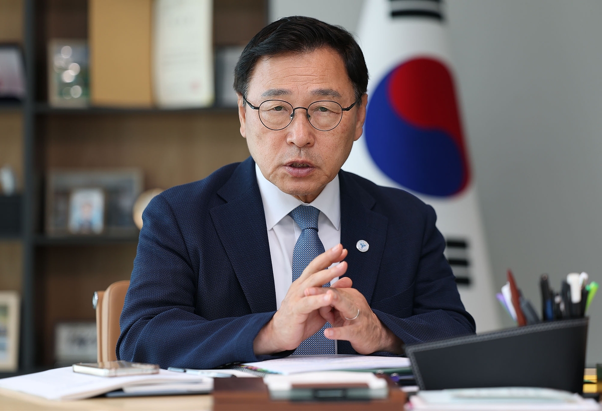 인터뷰하는 정근식 교육감