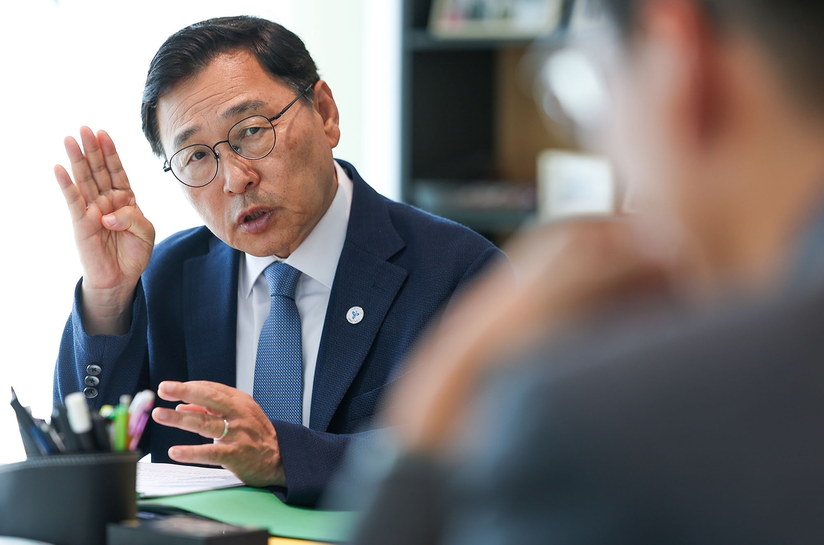 인터뷰하는 정근식 교육감