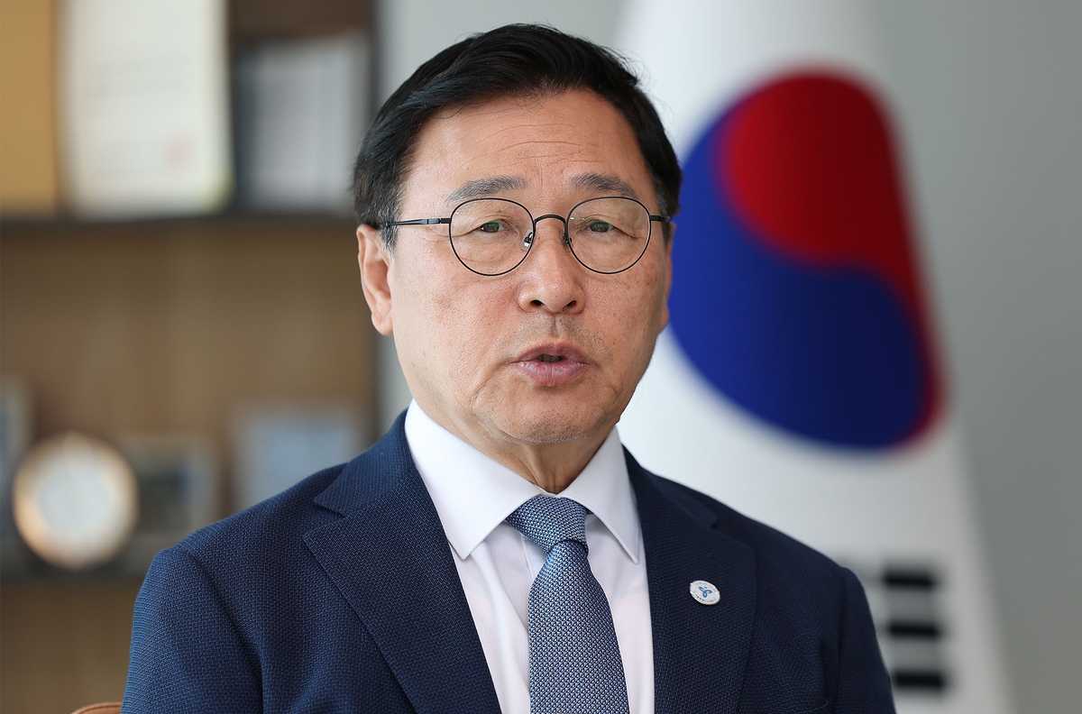 인터뷰하는 정근식 교육감