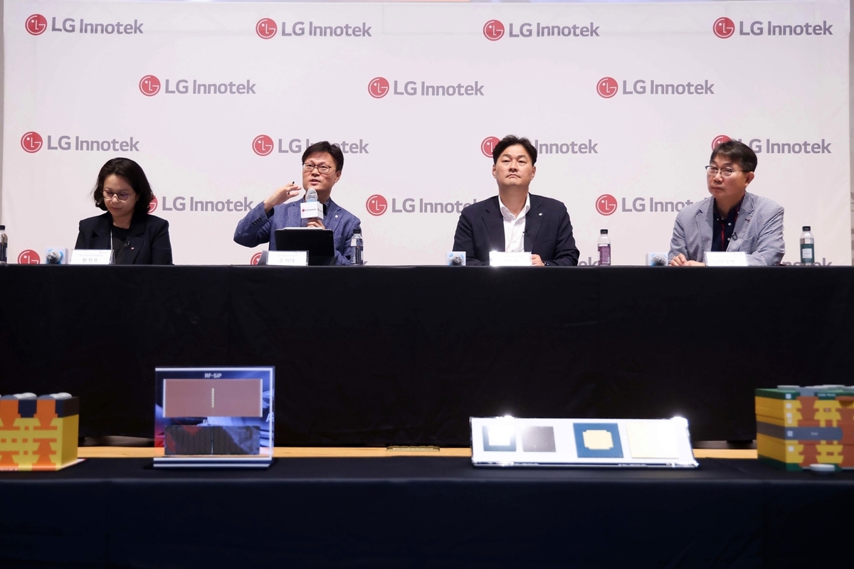 취재진 질문에 답하는 LG이노텍 패키지솔루션사업부 관계자들