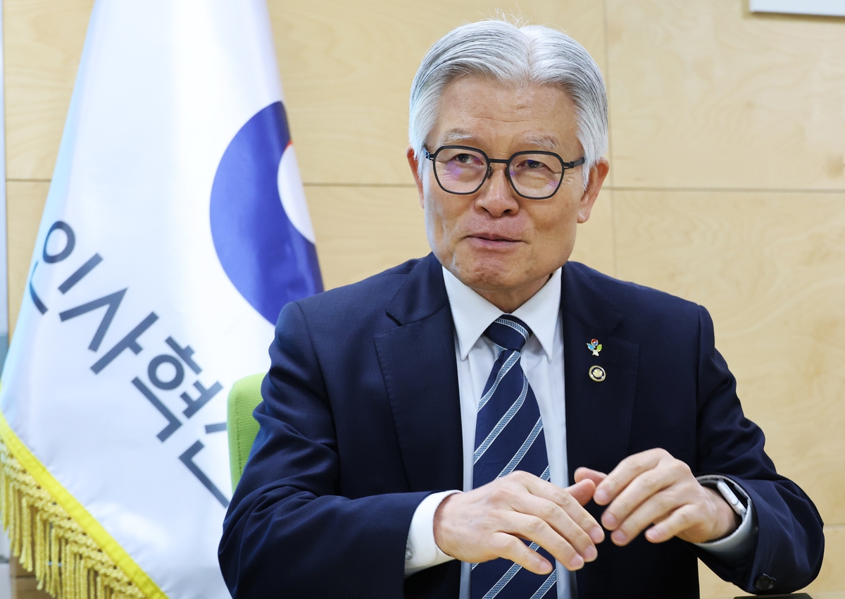 인터뷰하는 최동석 인사혁신처장