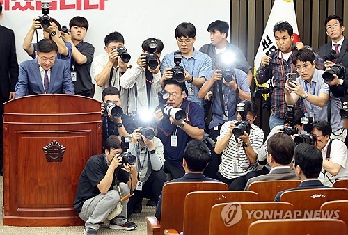 국민의힘 의원총회, 장동혁 대표에게 쏠린 시선