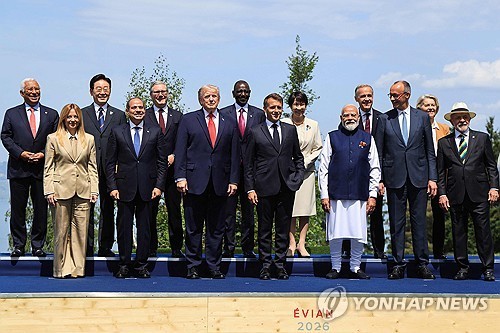 프랑스에 모인 G7과 한국 등 5개 초청국 정상 단체 사진
