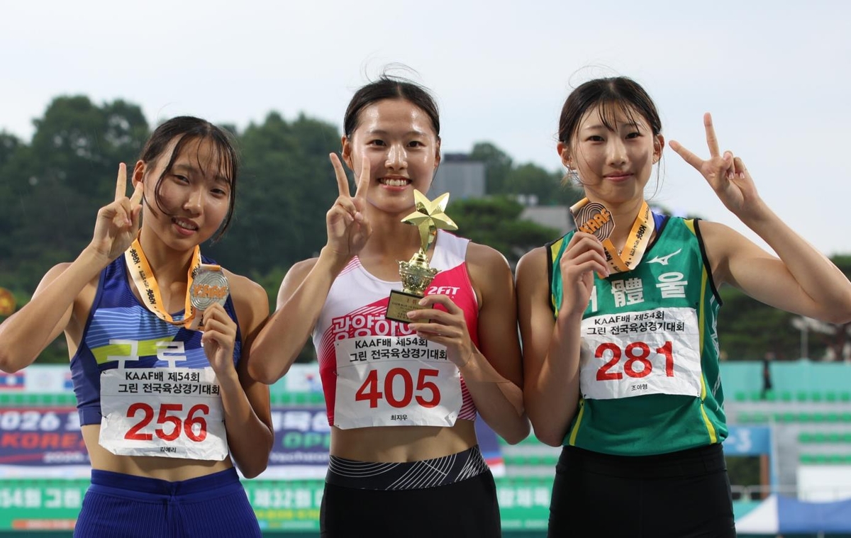 여고부 400ｍ에서 우승한 최지우(가운데)