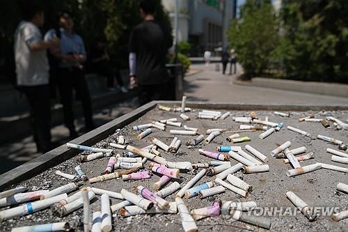 서울 시내 한 흡연구역에 버려진 담배꽁초