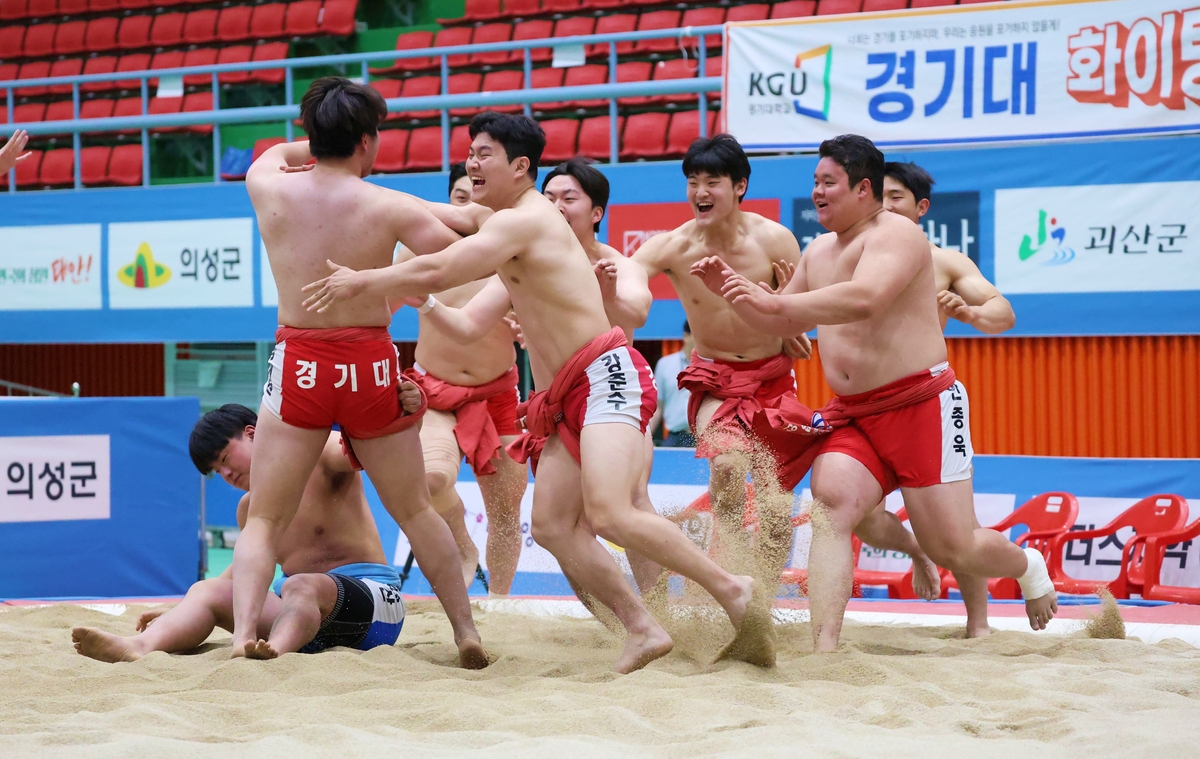 우승 후 기뻐하는 경기대 남자 씨름단