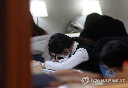 자습하는 고교생 ※ 위 사진은 기사와 직접적인 연관이 없습니다.