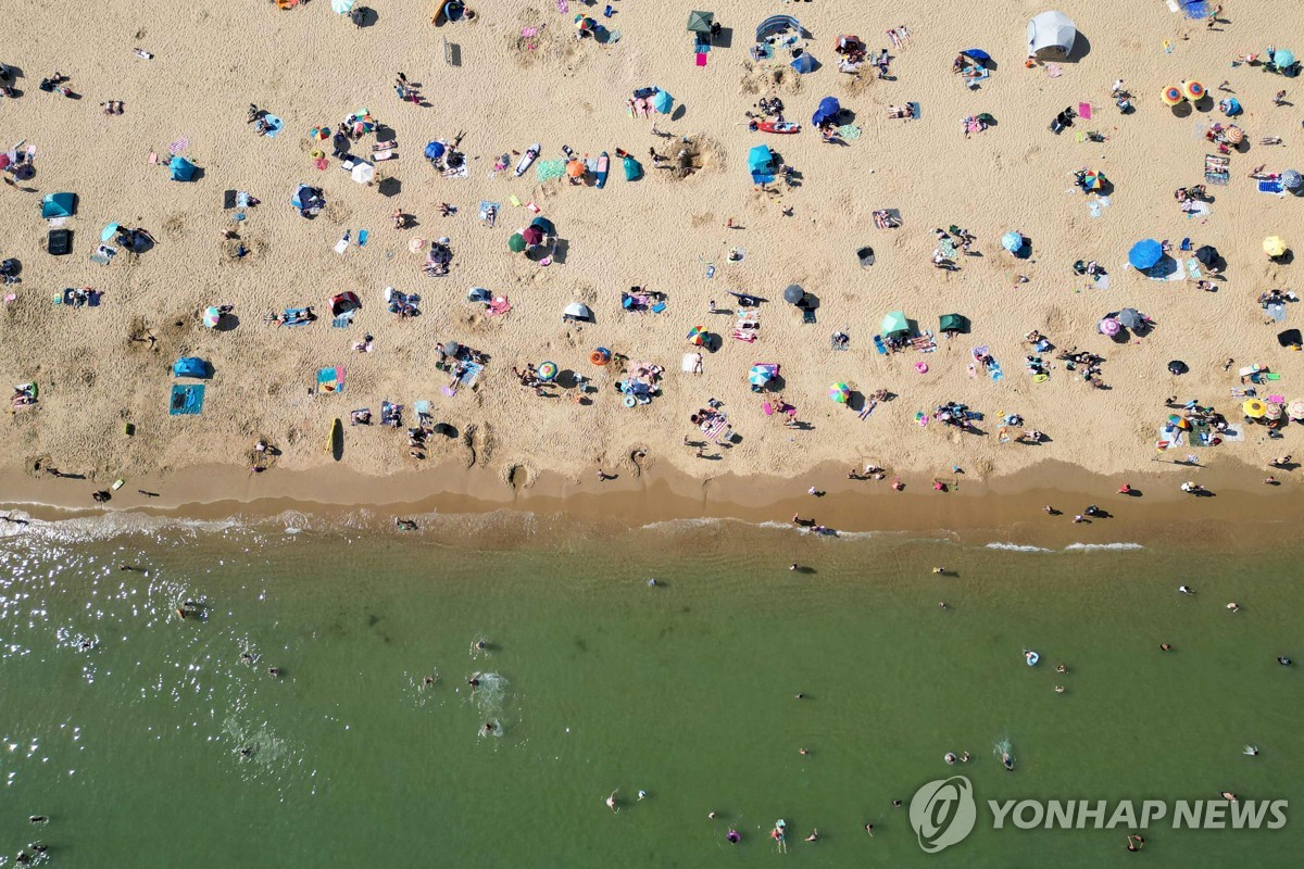 영국 해변 피서객(5월26일)