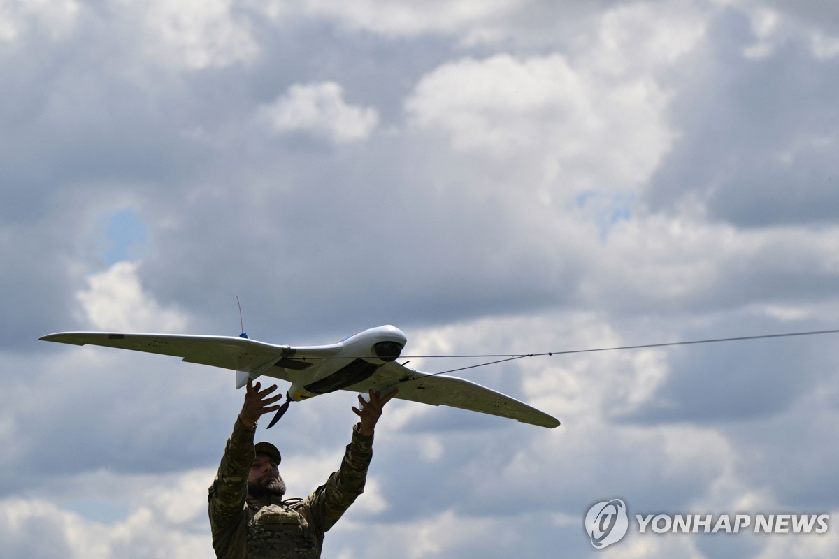 드론 날리는 우크라이나 군인