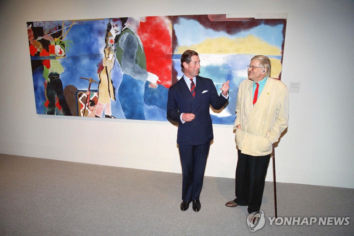 1994년 왕세자였던 찰스3세 영국 국왕이 호크니와 만나고 있는 모습