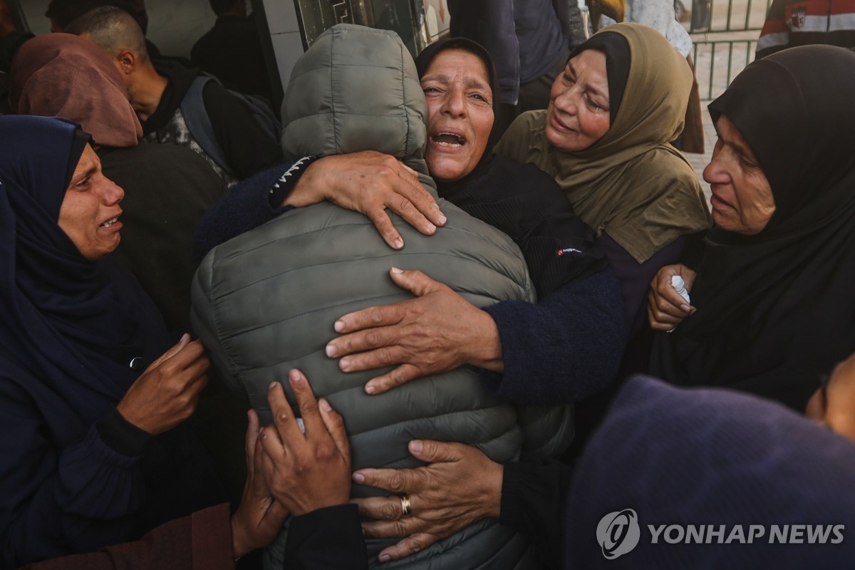이스라엘군의 공격으로 자녀가 죽은 뒤 오열하는 팔레스타인 어머니