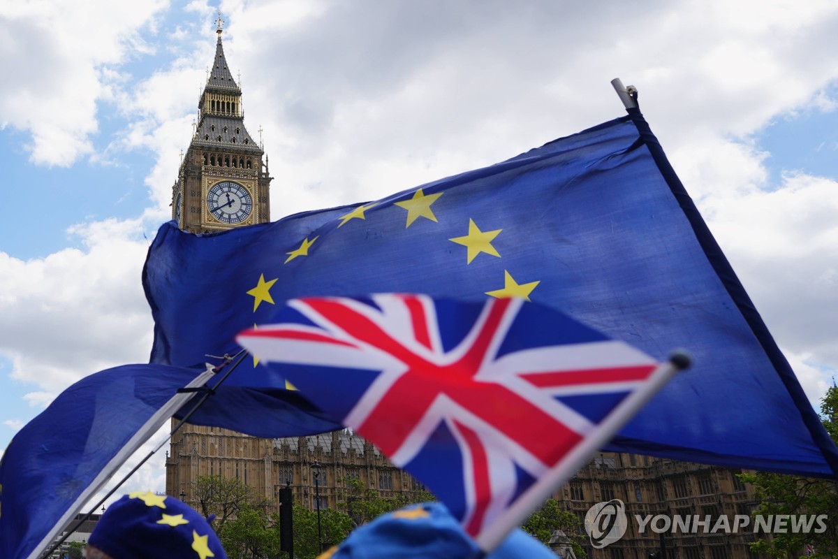 5월 20일 영국 의사당인 웨스트민스터궁 앞 EU 깃발과 영국 국기 