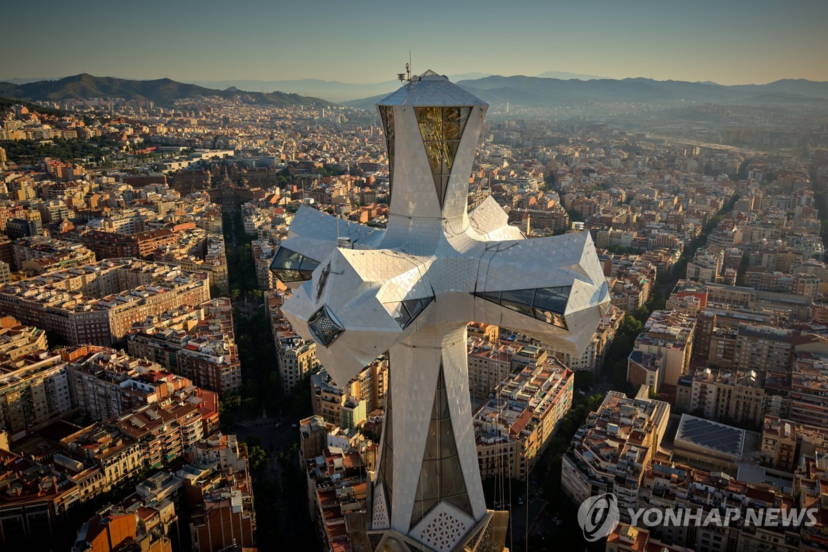 사그라다 파밀리아 예수 그리스도의 탑 상단 십자가