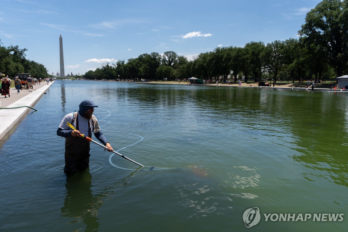 진공 흡입기를 사용해 '리플렉팅 풀'을 청소하는 미 국립공원관리청(NPS) 직원 