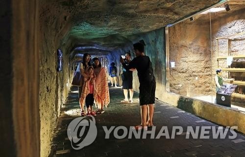보령 냉풍욕장서 더위 식히는 관광객