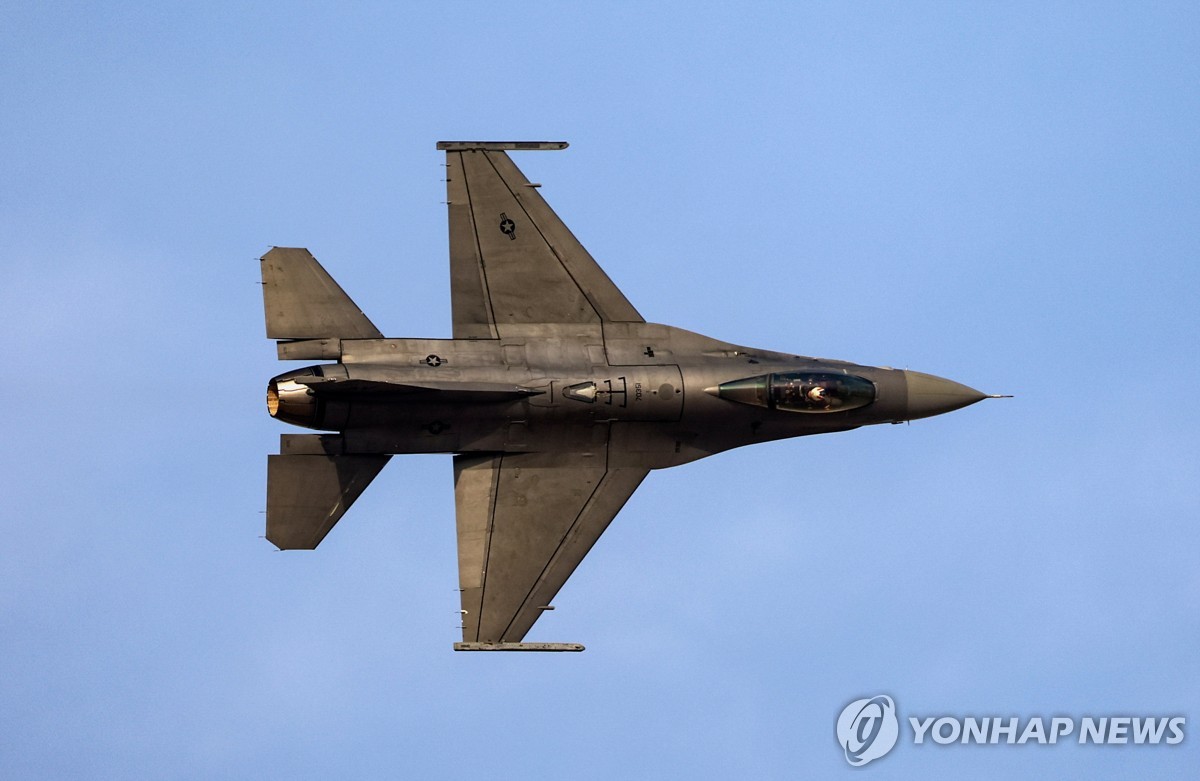 미군 F-16 전투기