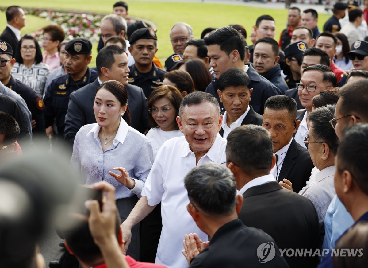 탁신 전 태국 총리, 수감 8개월 만에 가석방