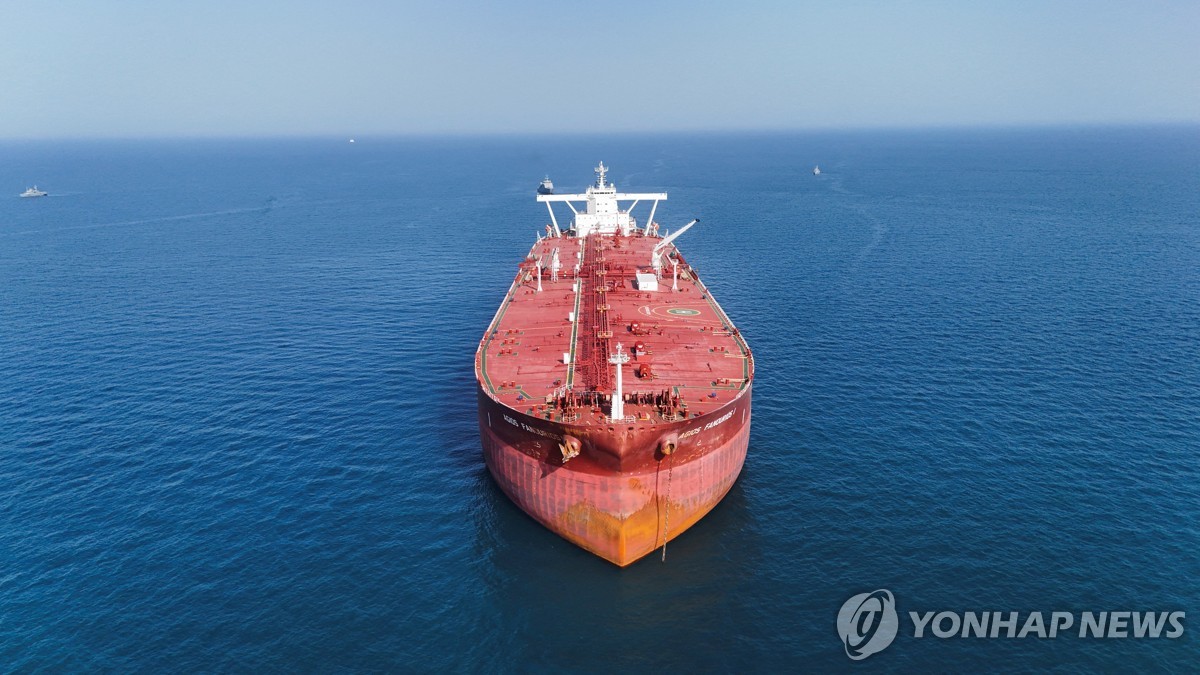 호르무즈 해협을 지나는 유조선