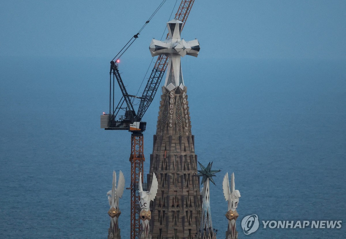 172.5m 예수 그리스도의 탑과 상단의 십자가