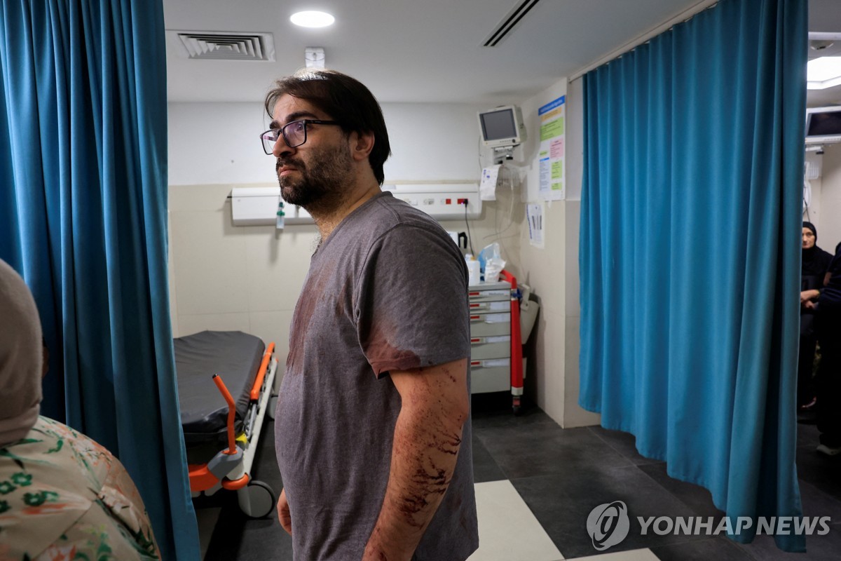 5일(현지시간) 이스라엘군 총격에 사망한 생후 7개월 아기의 아버지가 헤브론 병원 응급실에 서 있다.