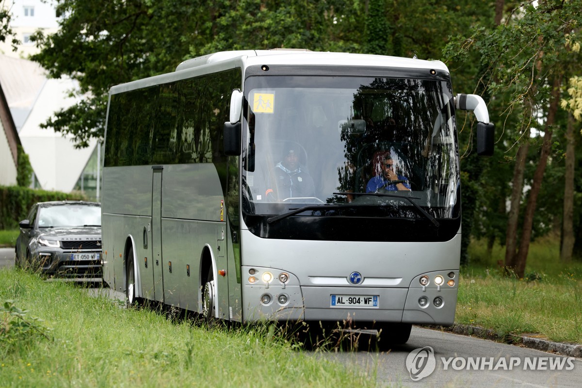 칠레와 평가전을 위해 버스로 이동하는 콩고민주공화국 선수들