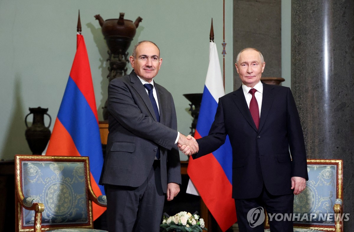 2025년 12월 22일 상트페테르부르크에서 만났던 아르메니아의 니콜 파시냔 총리(왼쪽)와 블라디미르 푸틴 러시아 대통령