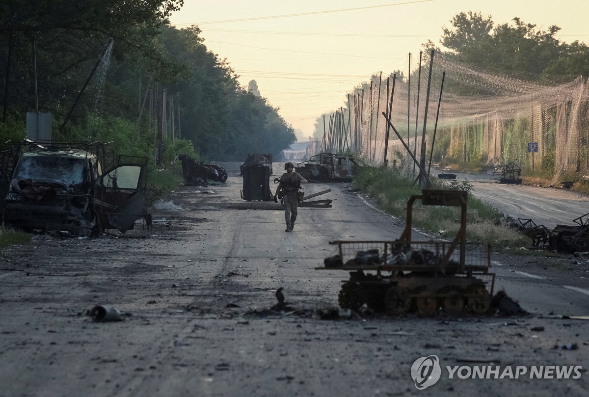 도네츠크 지역에서 순찰하는 우크라이나 군인
