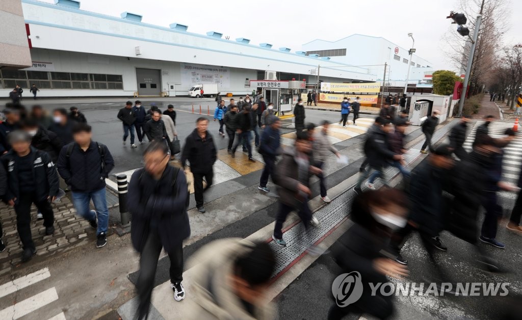 공장에서 퇴근하는 노동자들